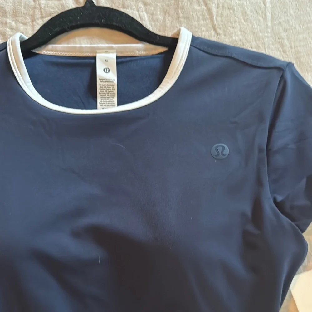 Lululemon Athletica Blue and White Fitted Crop Tee - Picture 4 of 4